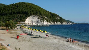 Nær stranden, solsenger og fisking