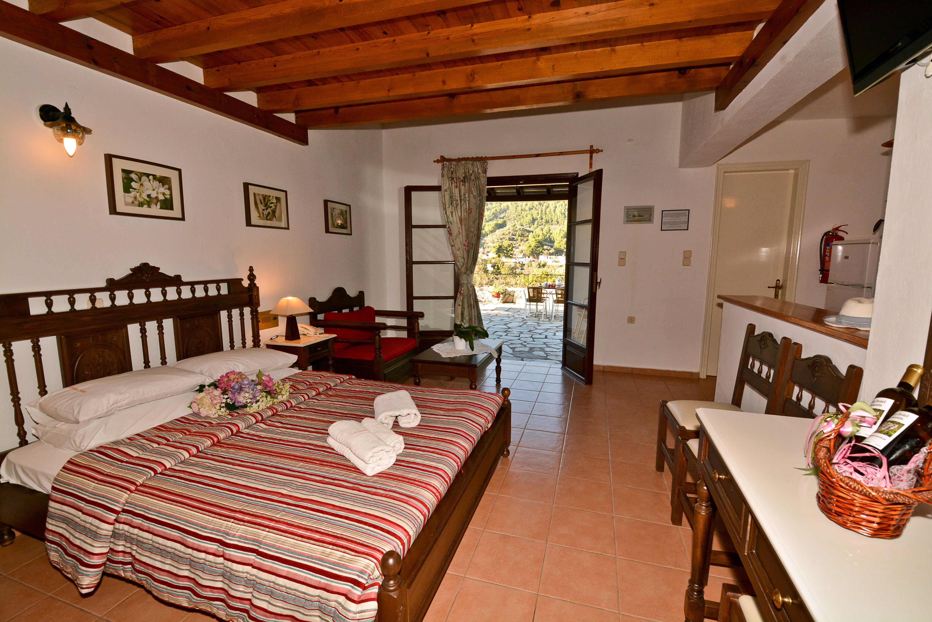Un dormitorio con una cama, un escritorio y una silla. Hay una ventana con vistas al exterior.