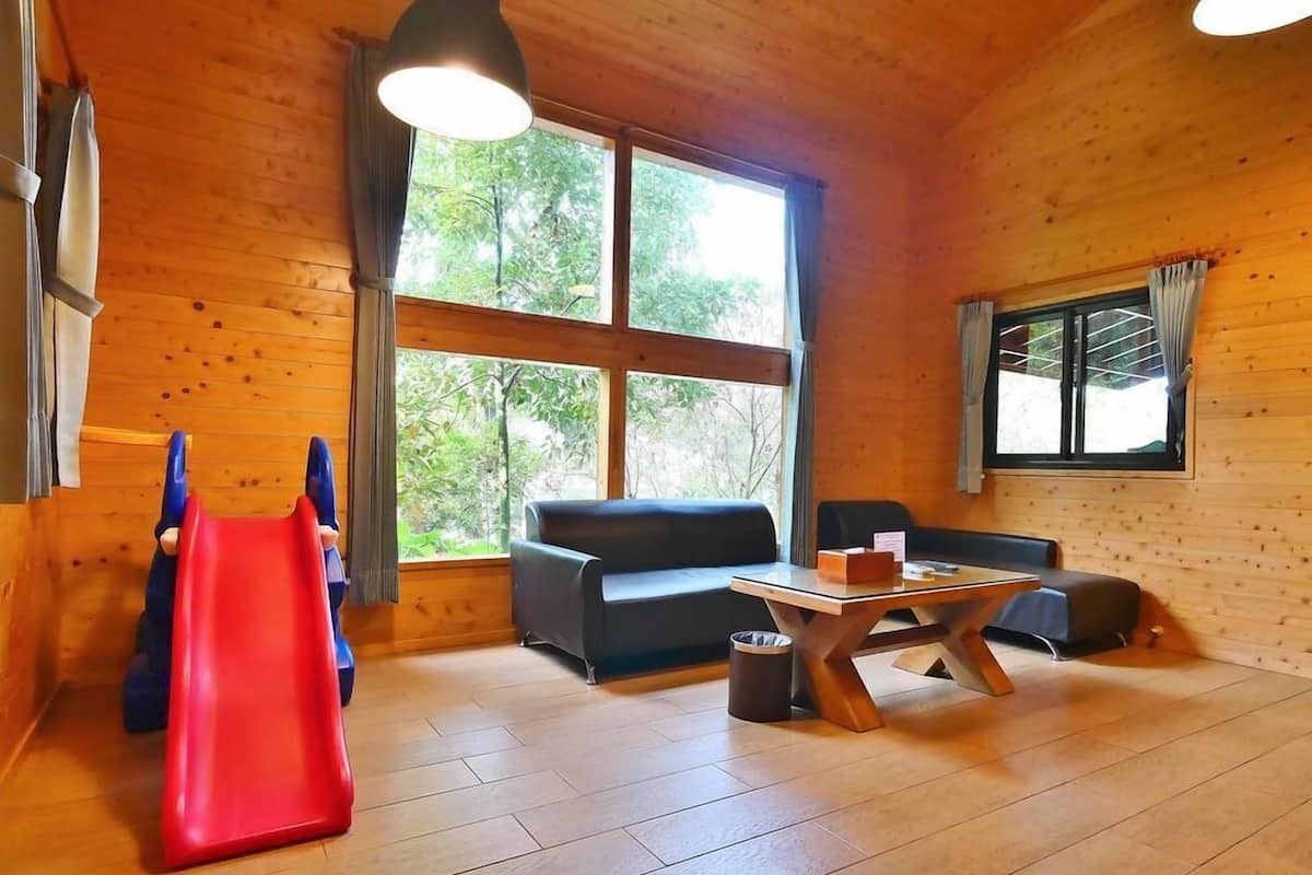 signature house, 2 bedrooms, 2 bathrooms, courtyard view | desk, free wifi