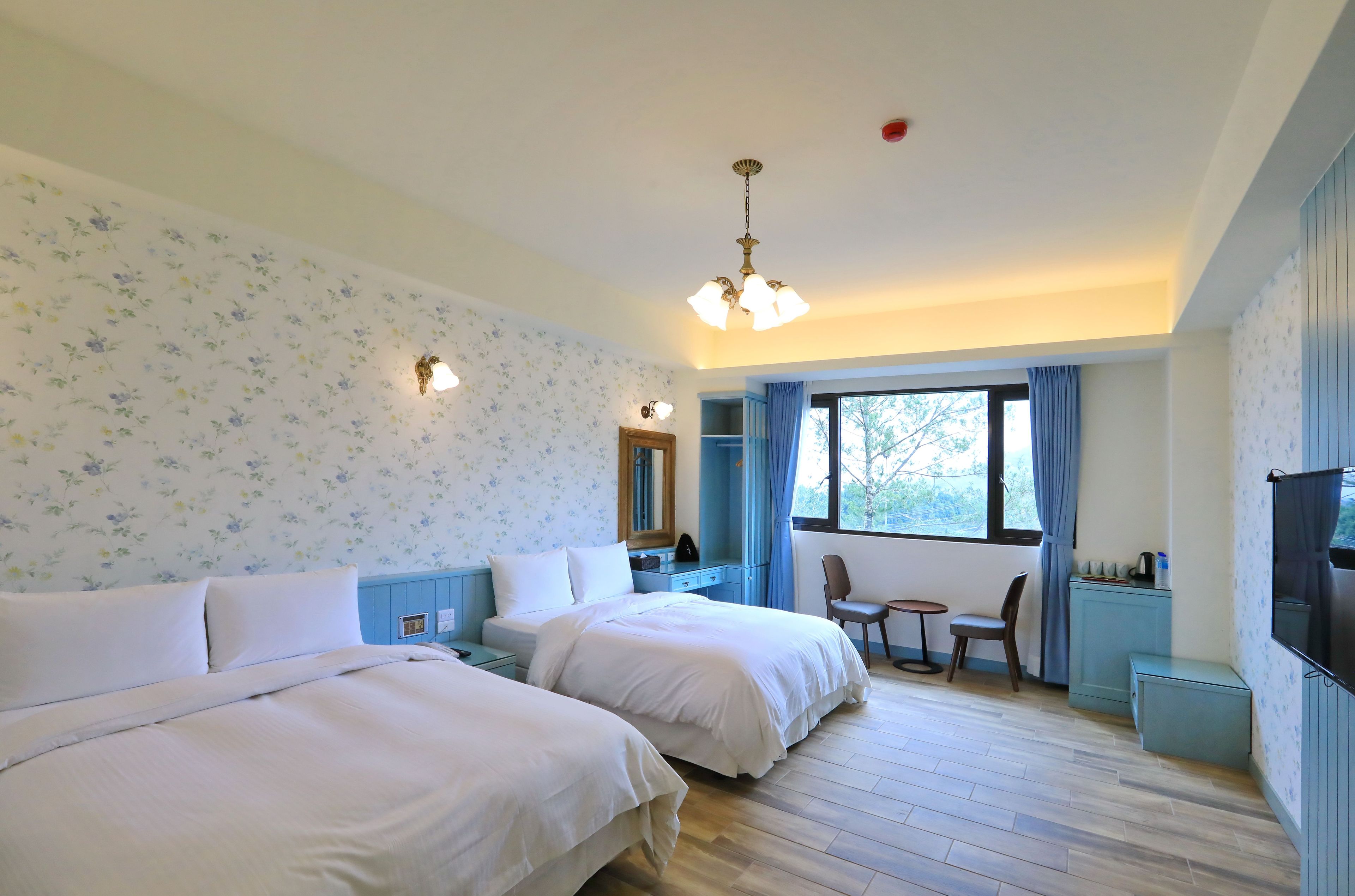 basic quadruple room, 2 double beds | desk, free wifi