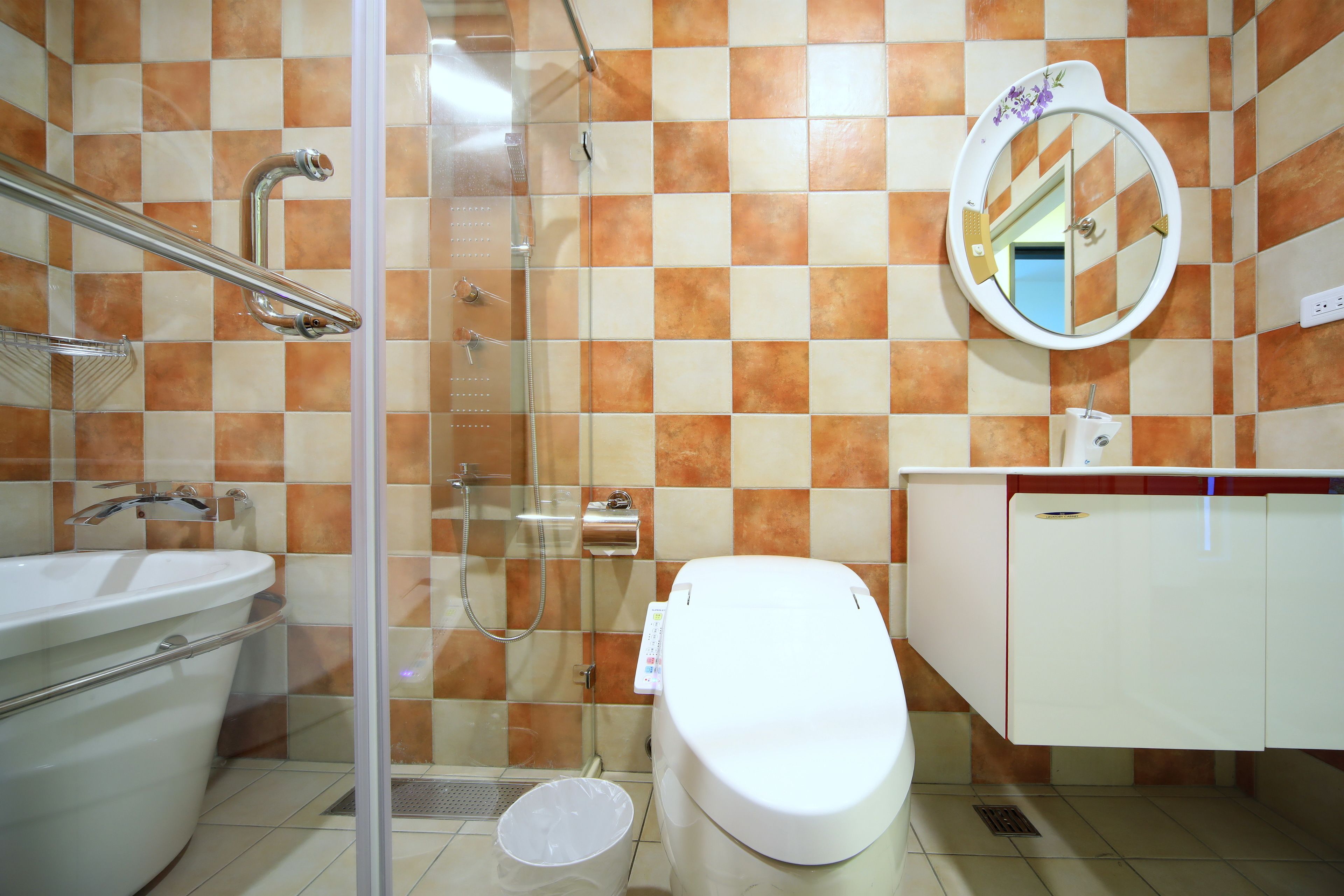 senior double room, bathtub | bathroom | shower, hydromassage showerhead, hair dryer, slippers