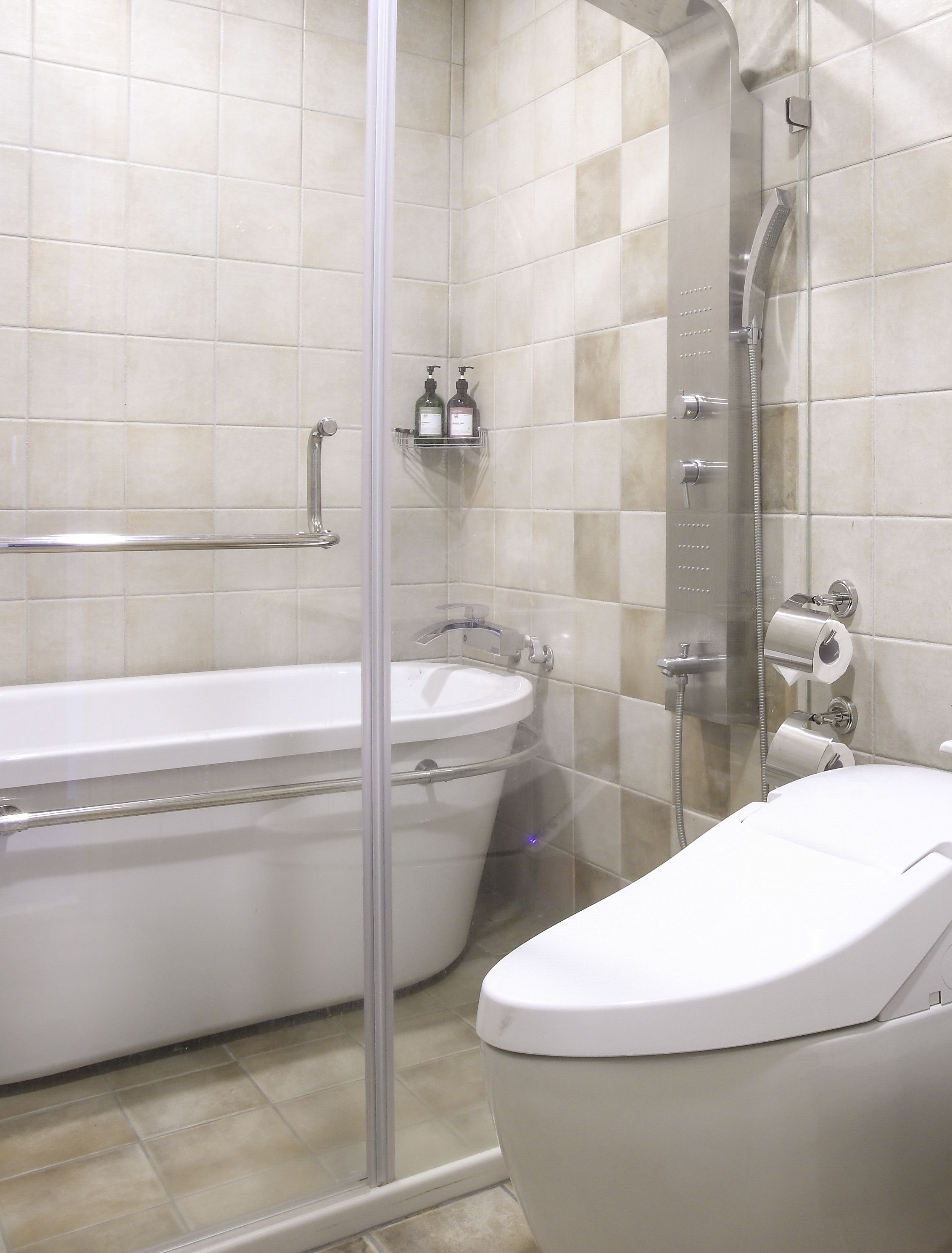 senior double room, bathtub | bathroom | shower, hydromassage showerhead, hair dryer, slippers