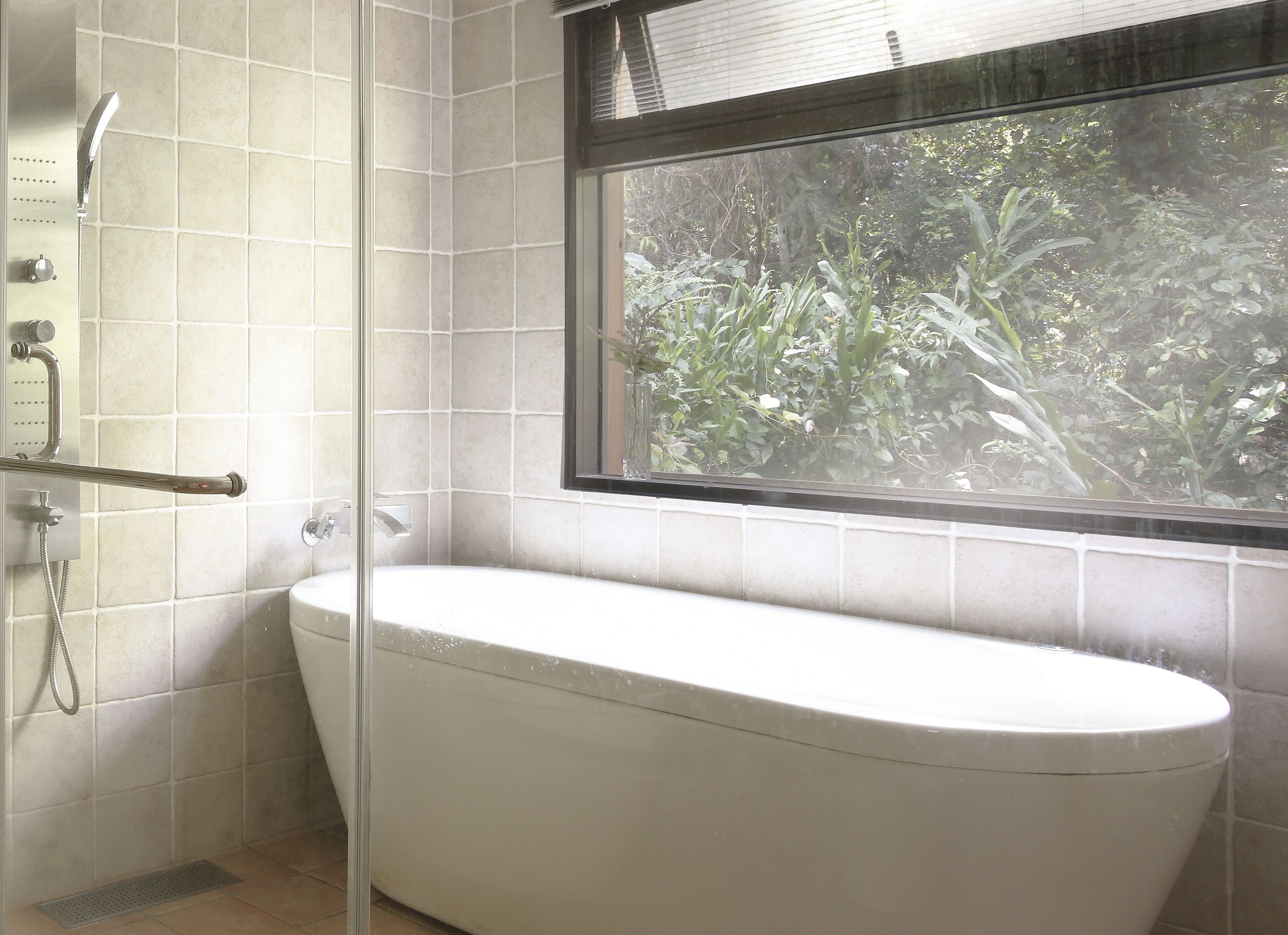 signature house, 2 bedrooms, 2 bathrooms, courtyard view | deep-soaking bathtub