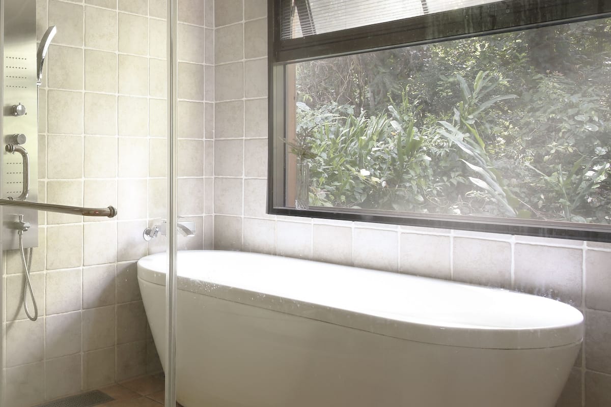 signature house, 2 bedrooms, 2 bathrooms, courtyard view | deep-soaking bathtub