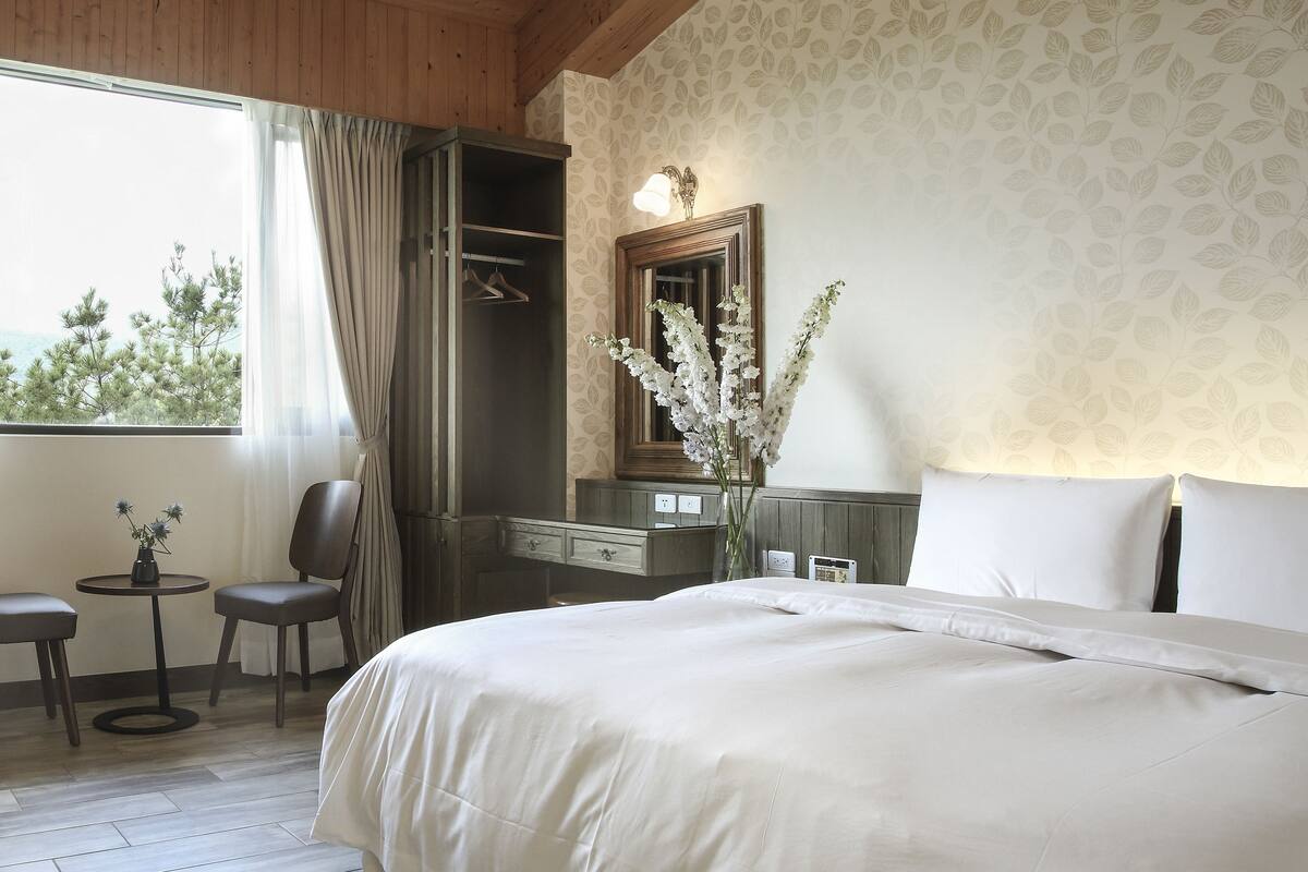 Senior Double Room, Bathtub | Desk, WiFi (free), bed sheets