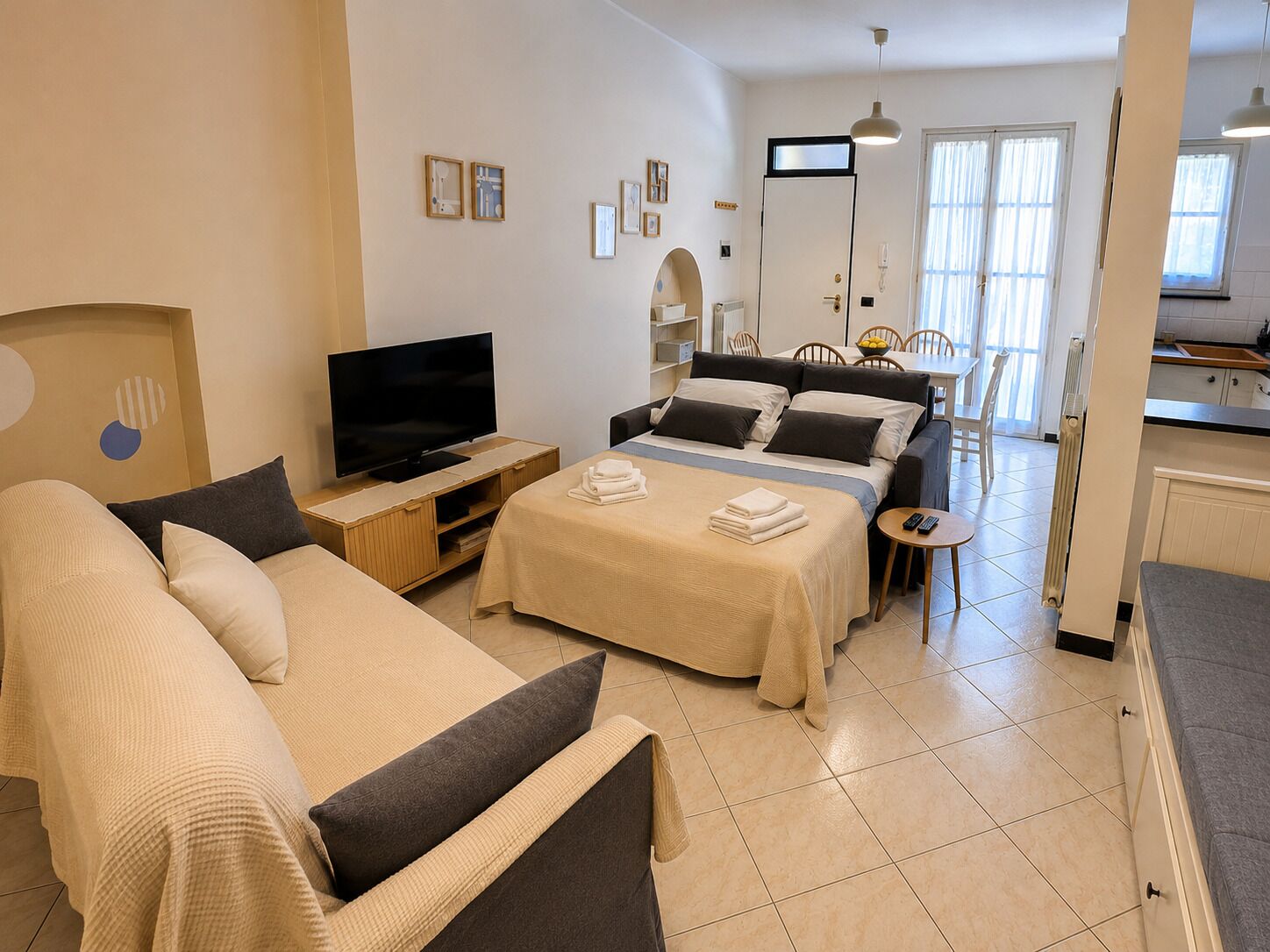 Une chambre d’hôtel équipée d’un lit, d’une télévision, d’un bureau et d’un coin repas.