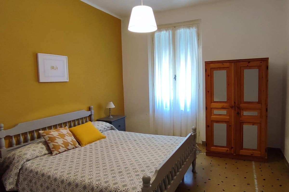 Departamento, 2 habitaciones, aire acondicionado, vista a la ciudad | Caja de seguridad en la habitación y tabla de planchar con plancha