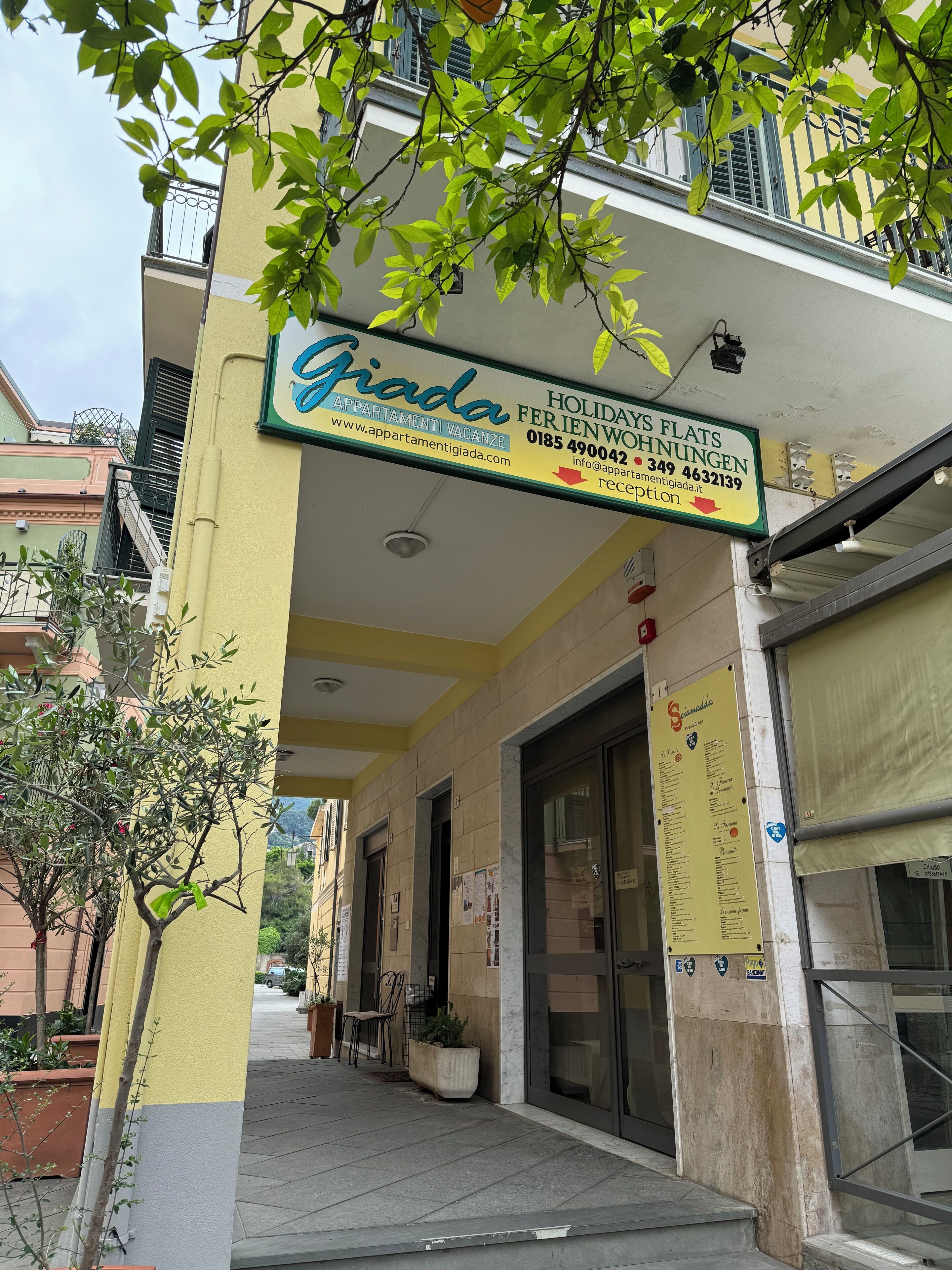 L’entrée d’un hôtel, avec une enseigne indiquant « Giada », proposant des appartements et des studios à louer pour les vacances.