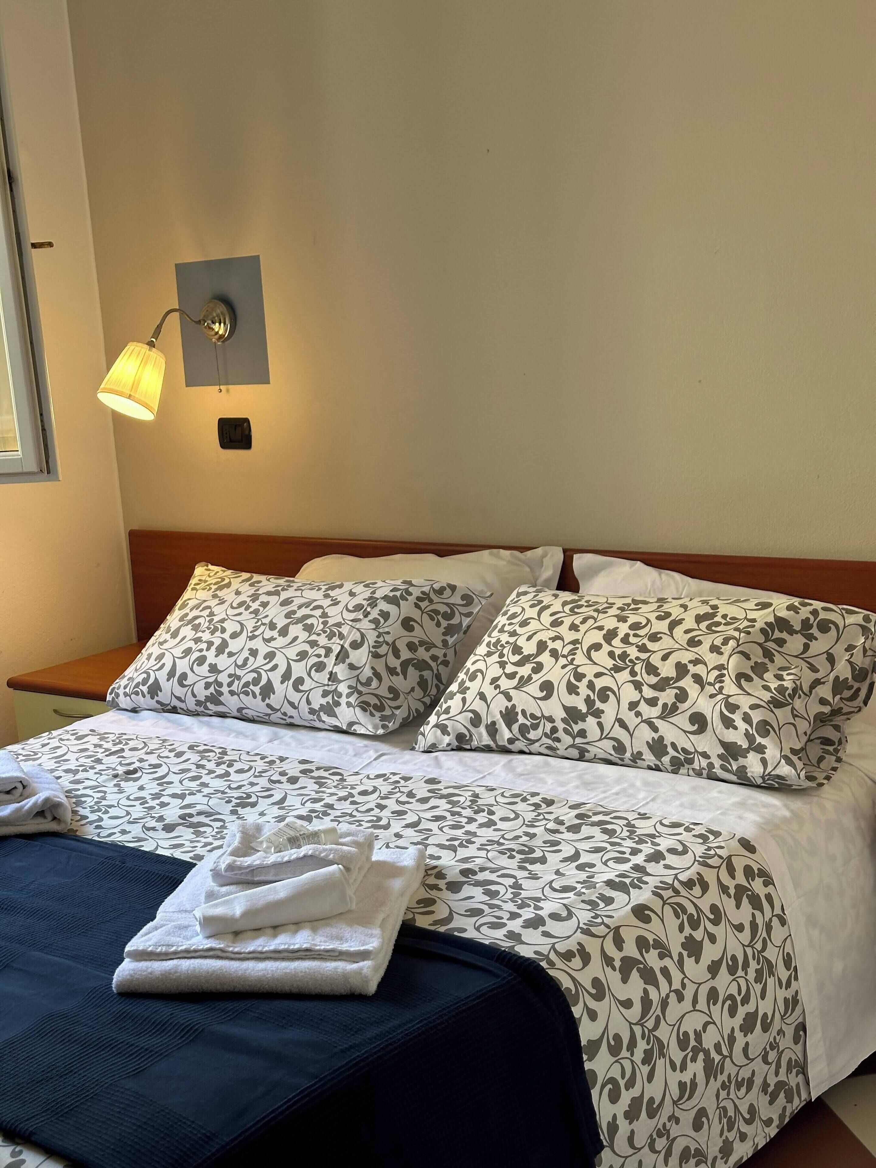 Leilighet – comfort, 1 soverom, delvis sjøutsikt | Safe på rommet, strykejern/-brett, wi-fi (inkludert) og sengetøy