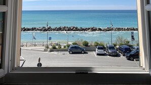 A view from a window overlooking a parking lot and the ocean. - Giada Residence (Moneglia)