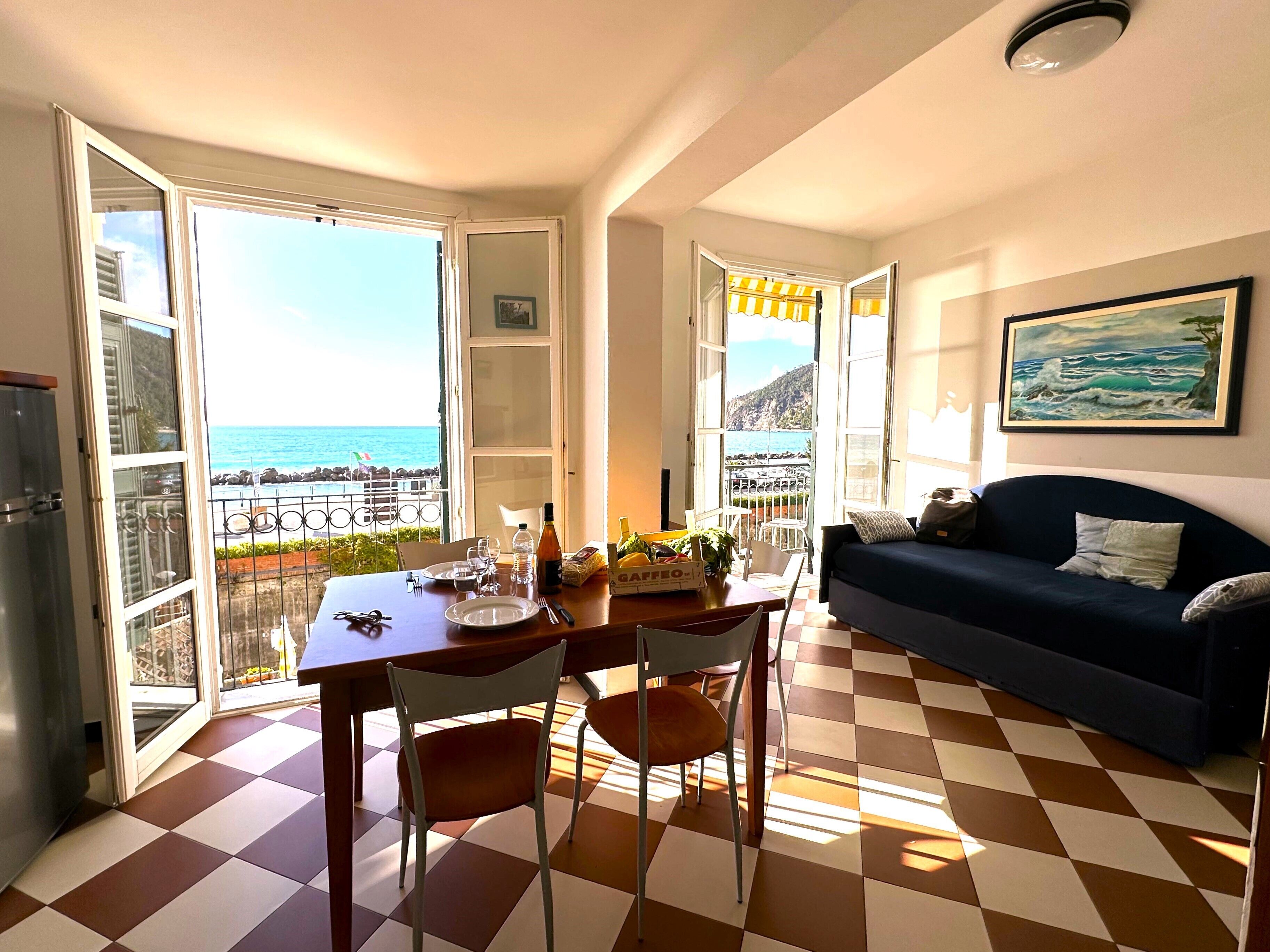 Comfort-Apartment, 1 Schlafzimmer, Balkon, Meerblick | Wohnbereich | 32-Zoll-Smart-TV mit Digitalempfang