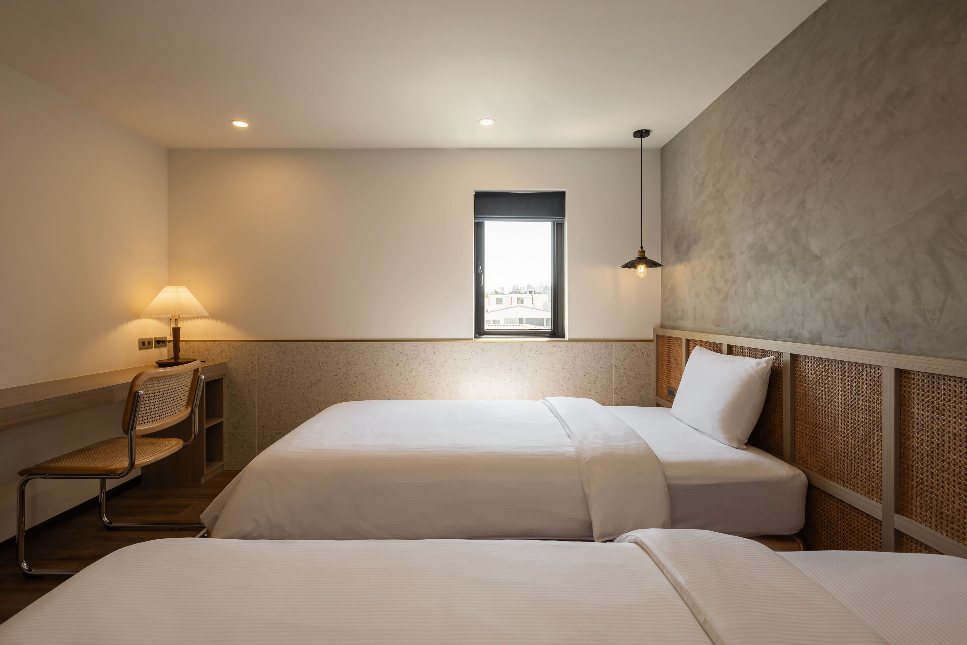 elite twin room | living area | lcd tv