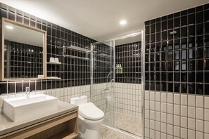 Ducha, secador de pelo, pantuflas, toallas