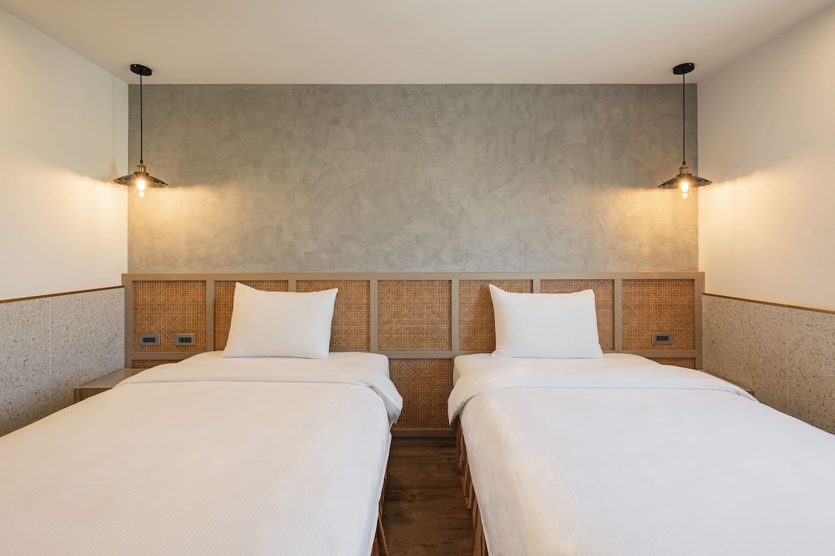 business twin room, 2 single beds | 1 bedroom, desk, free wifi