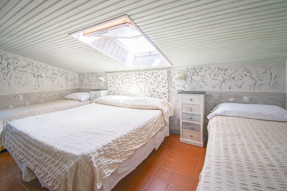 Driepersoonskamer, 1 slaapkamer | Een kluis op de kamer, een bureau, babybedden, gratis wifi