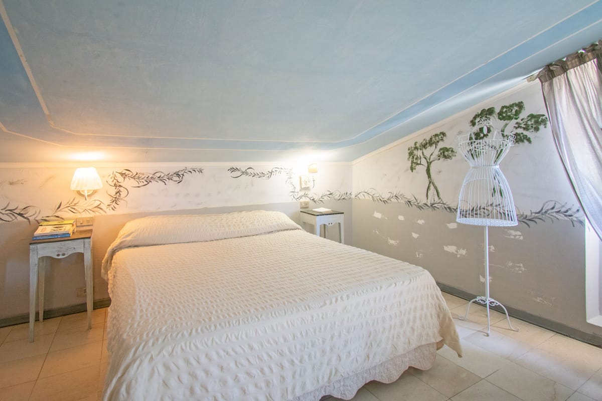 double room, 1 bedroom | in-room safe, desk, cots/infant beds, free wifi