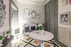 Lobby sitting area - Hotel Luciana (Massa)