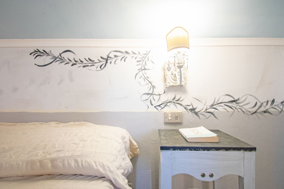 Tweepersoonskamer, 1 slaapkamer | Een kluis op de kamer, een bureau, babybedden, gratis wifi
