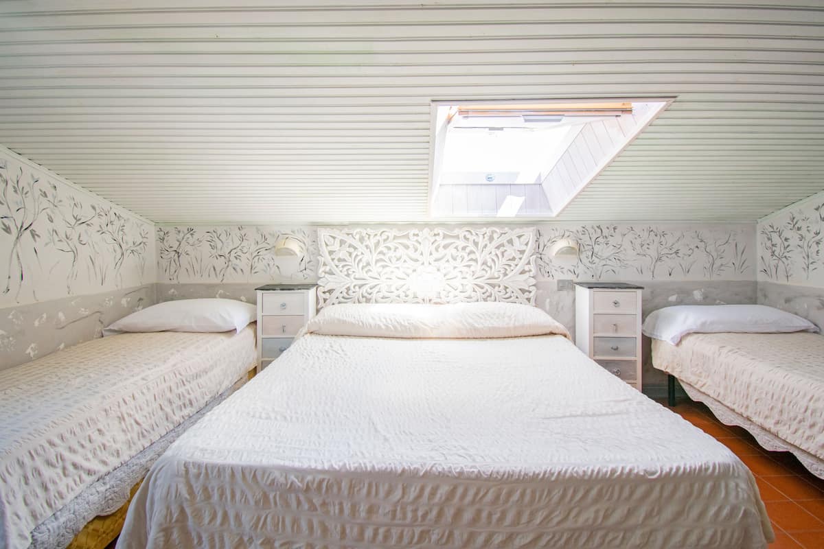 triple room, 1 bedroom | in-room safe, desk, cots/infant beds, free wifi