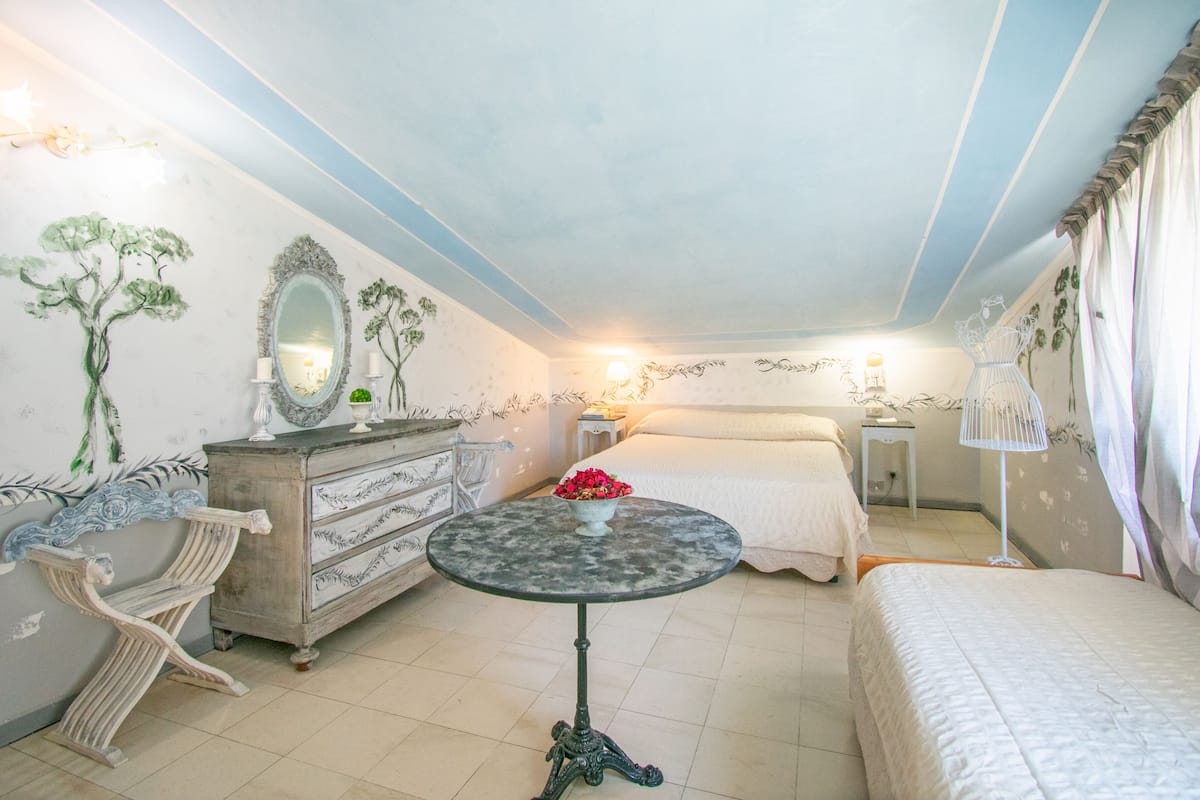 triple room, 1 bedroom | in-room safe, desk, cots/infant beds, free wifi