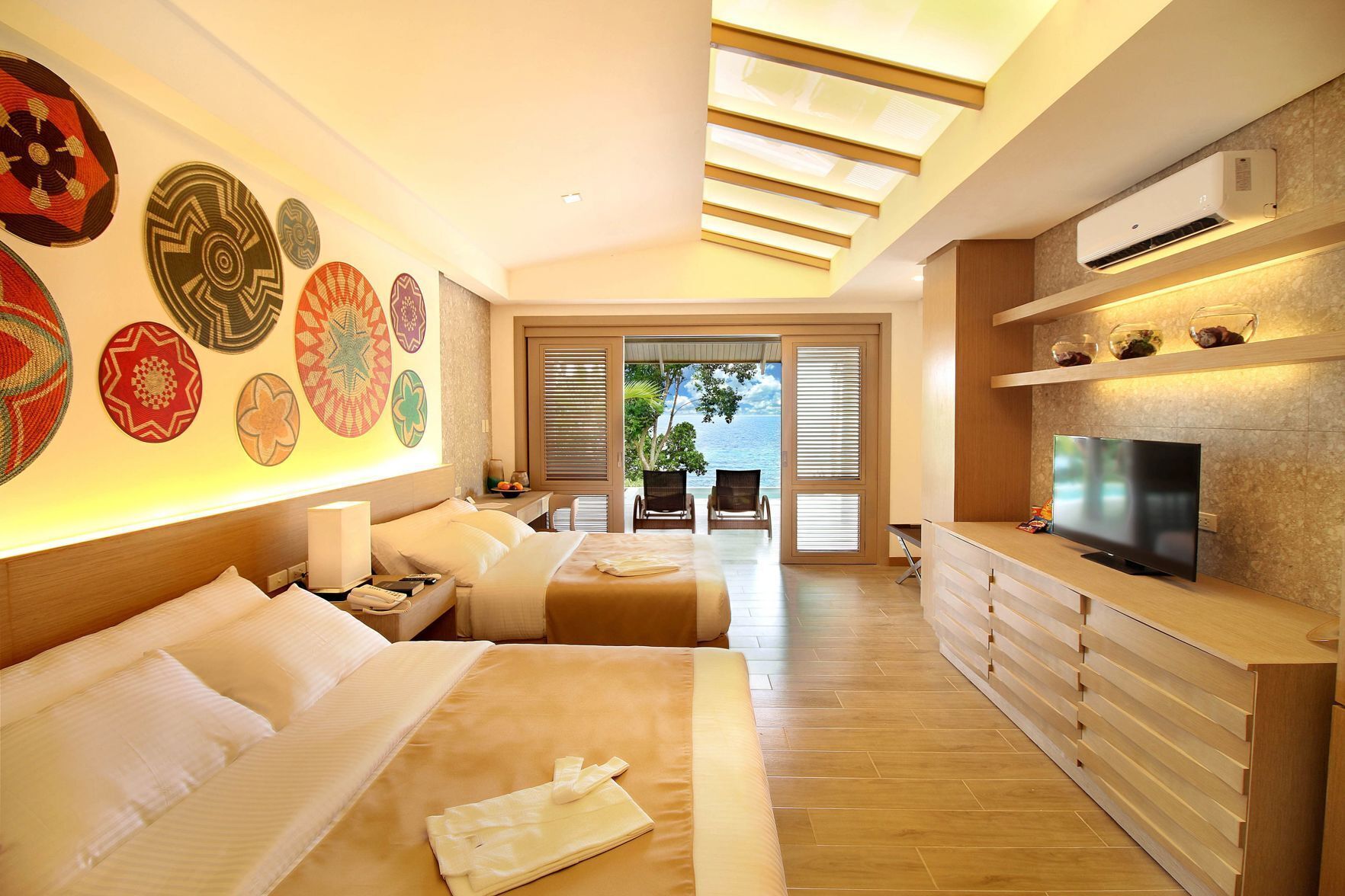 Minibar, in-room safe, desk, free WiFi