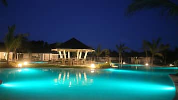 Piscine extérieure, chaises longues