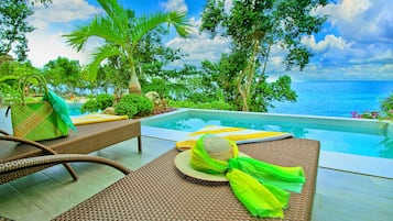 Piscine extérieure, chaises longues