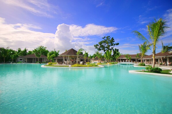 Outdoor pool, pool loungers - Bohol Shores (Dauis)