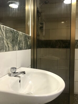 Shower, hair dryer, towels, shampoo - Omanye Lodge (Accra)