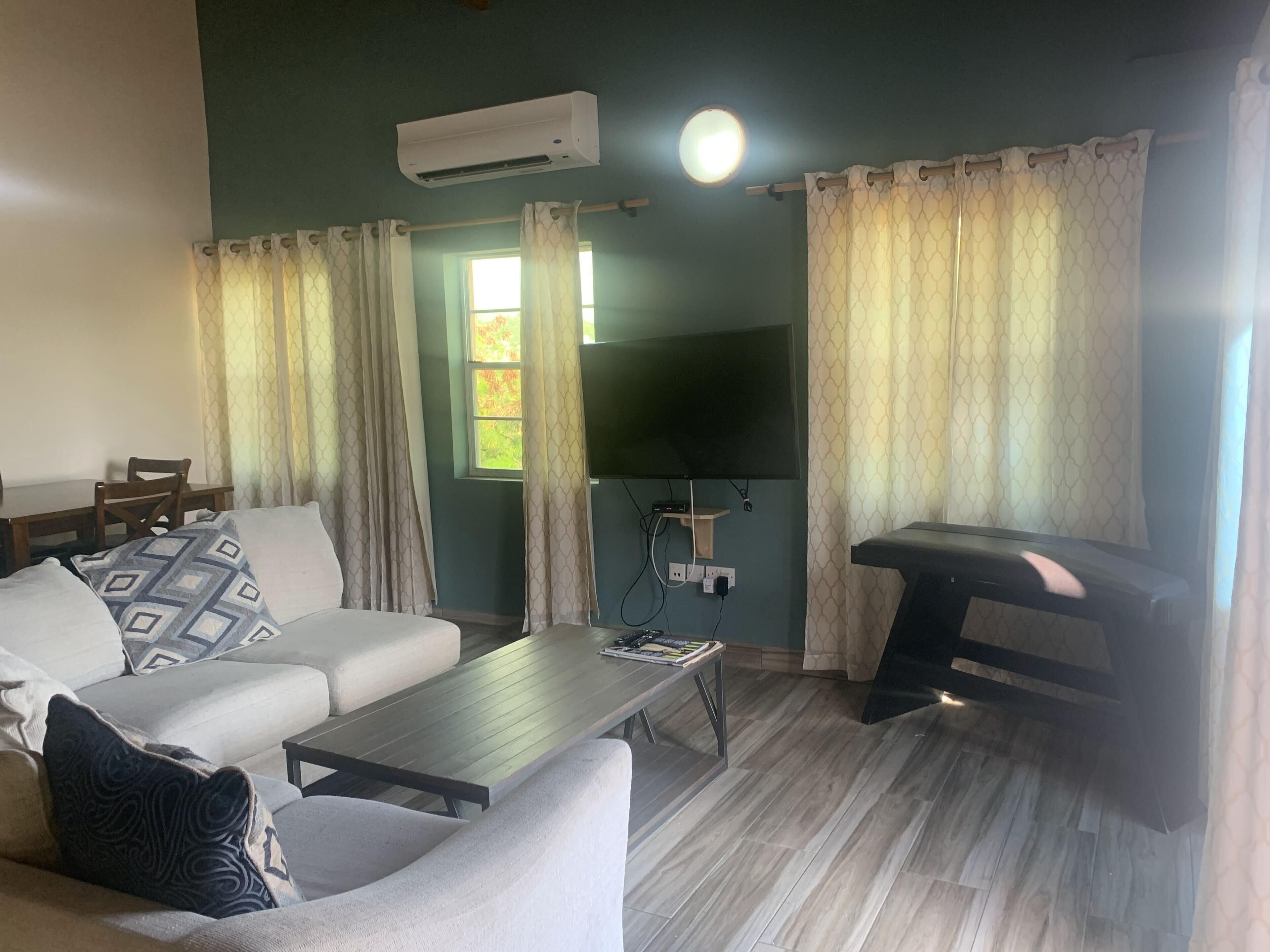 Classic-Apartment, 2 Schlafzimmer, Balkon, eingeschränkter Meerblick | Wohnbereich