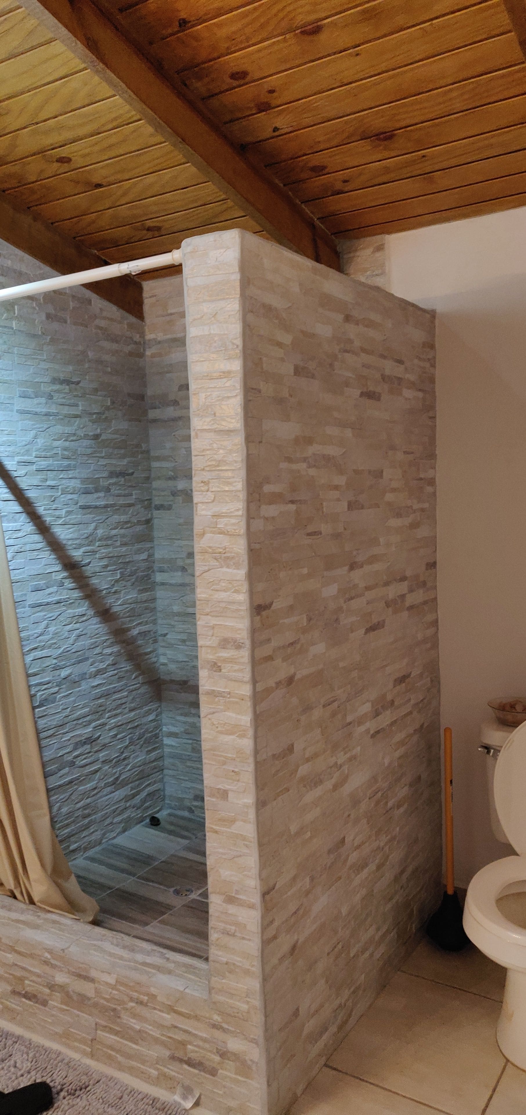 Dusche, Regendusche, Haartrockner, Hausschuhe