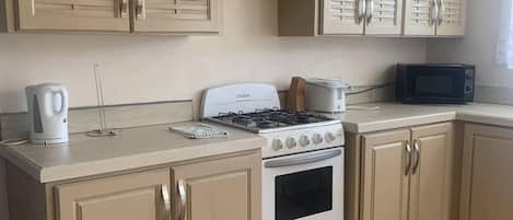 Royal Suite, 4 Bedrooms, Balcony, Courtyard View | Private kitchen | Fridge, microwave, oven, stovetop