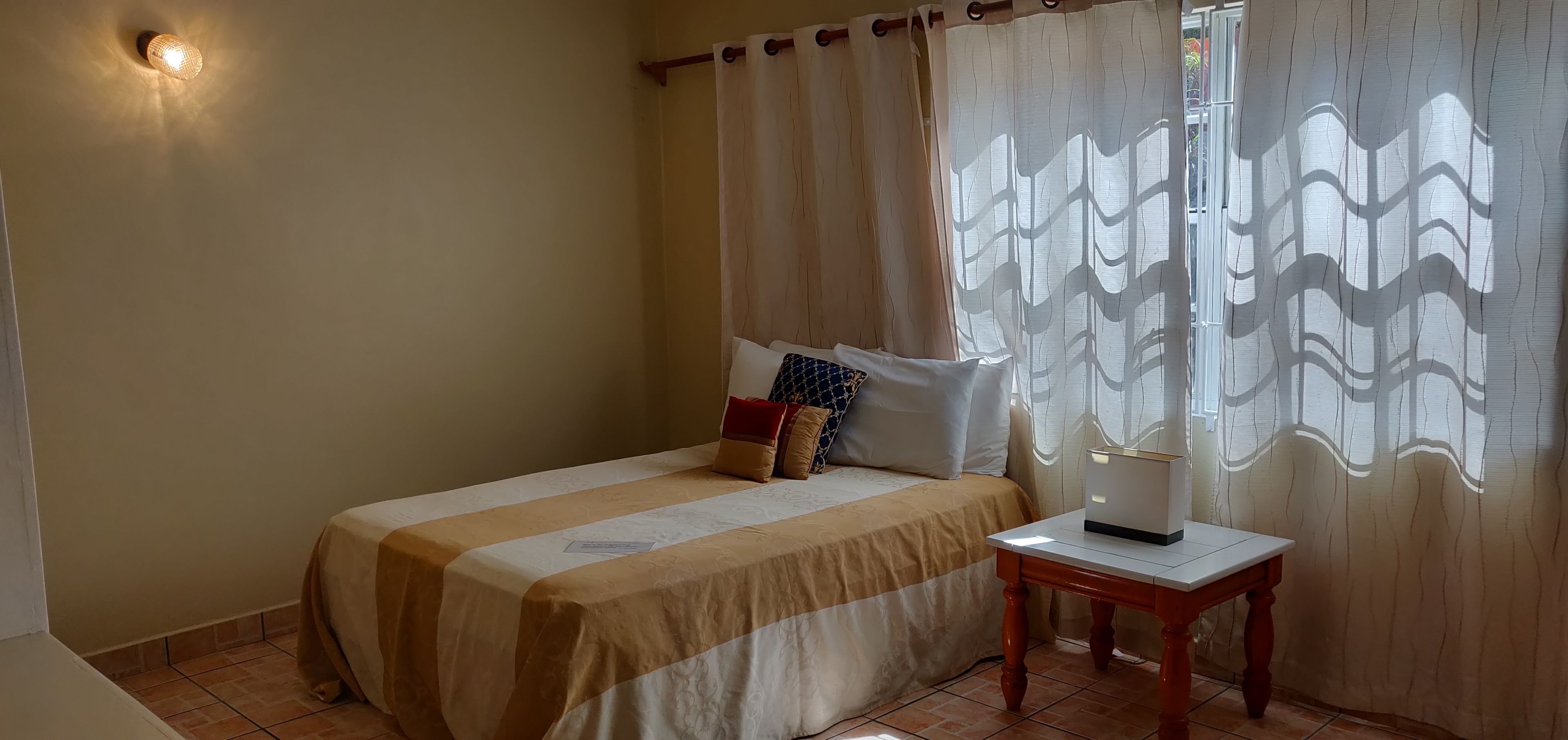 Luksusleilighet, 1 soverom, tekjøkken, bakgårdsutsikt | Individuelt innredet, skrivebord, skrivebord for bærbar PC og lydisolert