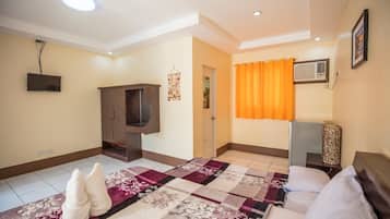 Family Room | 1 bedroom, premium bedding, minibar, desk