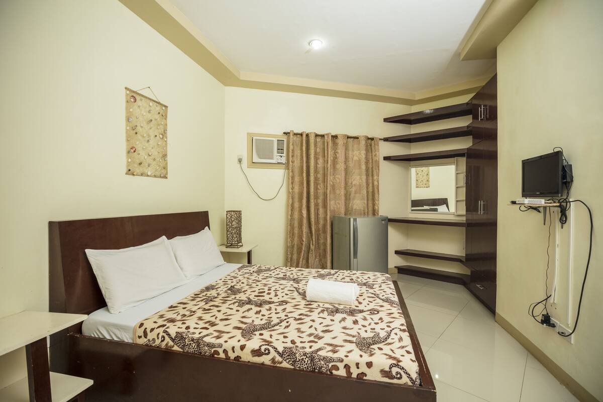 Deluxe Single Room | Premium bedding, minibar, desk, WiFi (free)