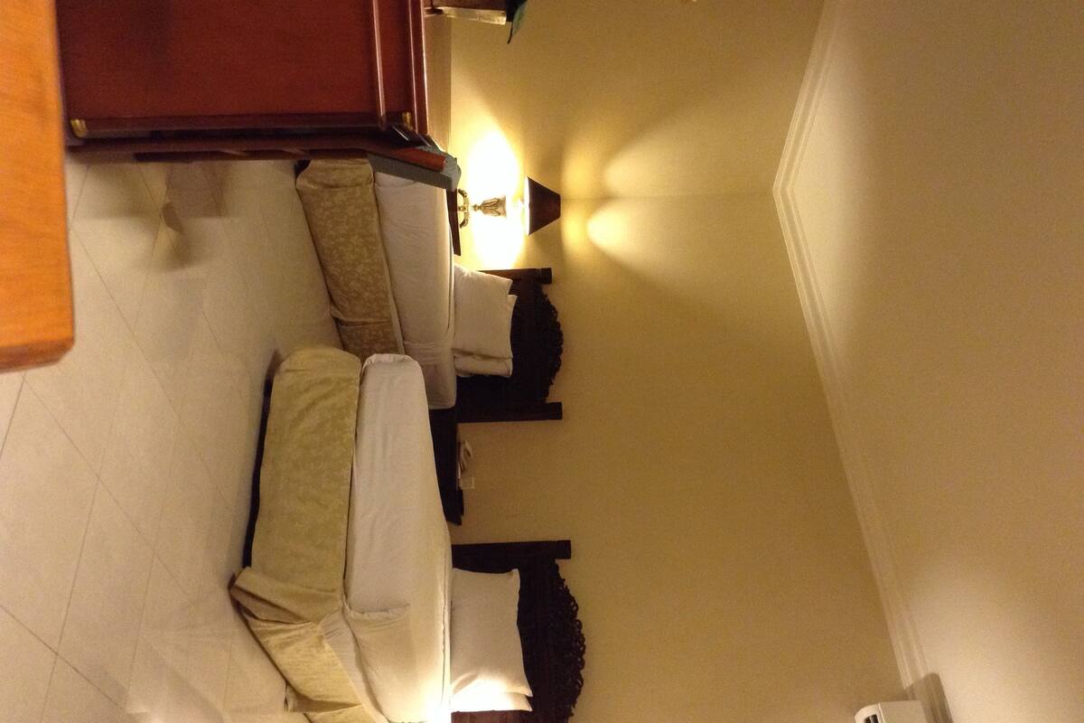 Luxe beddengoed, een kluis op de kamer, een bureau, extra bedden