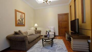 Ropa de cama de alta calidad, caja fuerte, escritorio