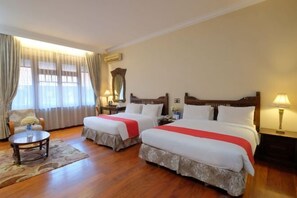 Ropa de cama de alta calidad y caja de seguridad en la habitación