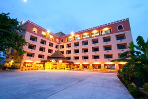 Fassade der Unterkunft – Abend/Nacht