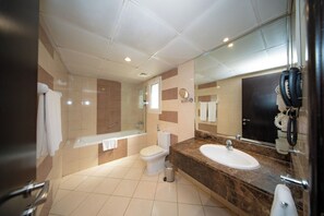 Deluxe Apartment | Bathroom | Combined shower/tub, rainfall showerhead, free toiletries, hair dryer
