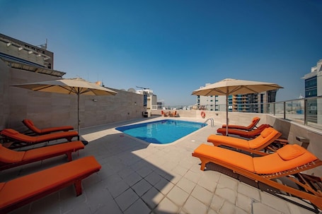 室外游泳池,09:00 至 19:00 开放,池畔遮阳伞,日光浴躺椅