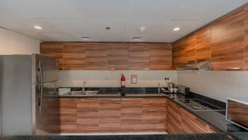 Frigorífico grande, microondas, placa de cocina y cafetera o tetera