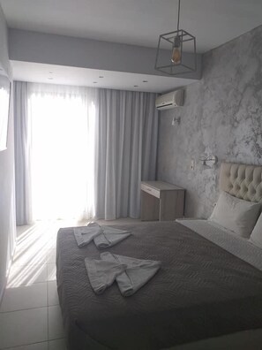 ダブルまたはツインルーム | 防音設備、アイロン / アイロン台、WiFi (無料)、ベッドシーツ