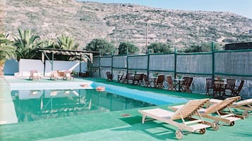 Piscina a l'aire lliure de temporada i gandules
