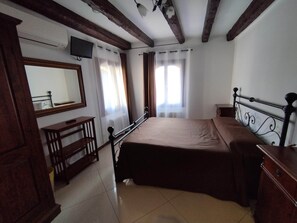 Economy Double Room, Shared Bathroom | Desk, laptop workspace, WiFi - Sweet Venice - rooms & apartments (Venice)