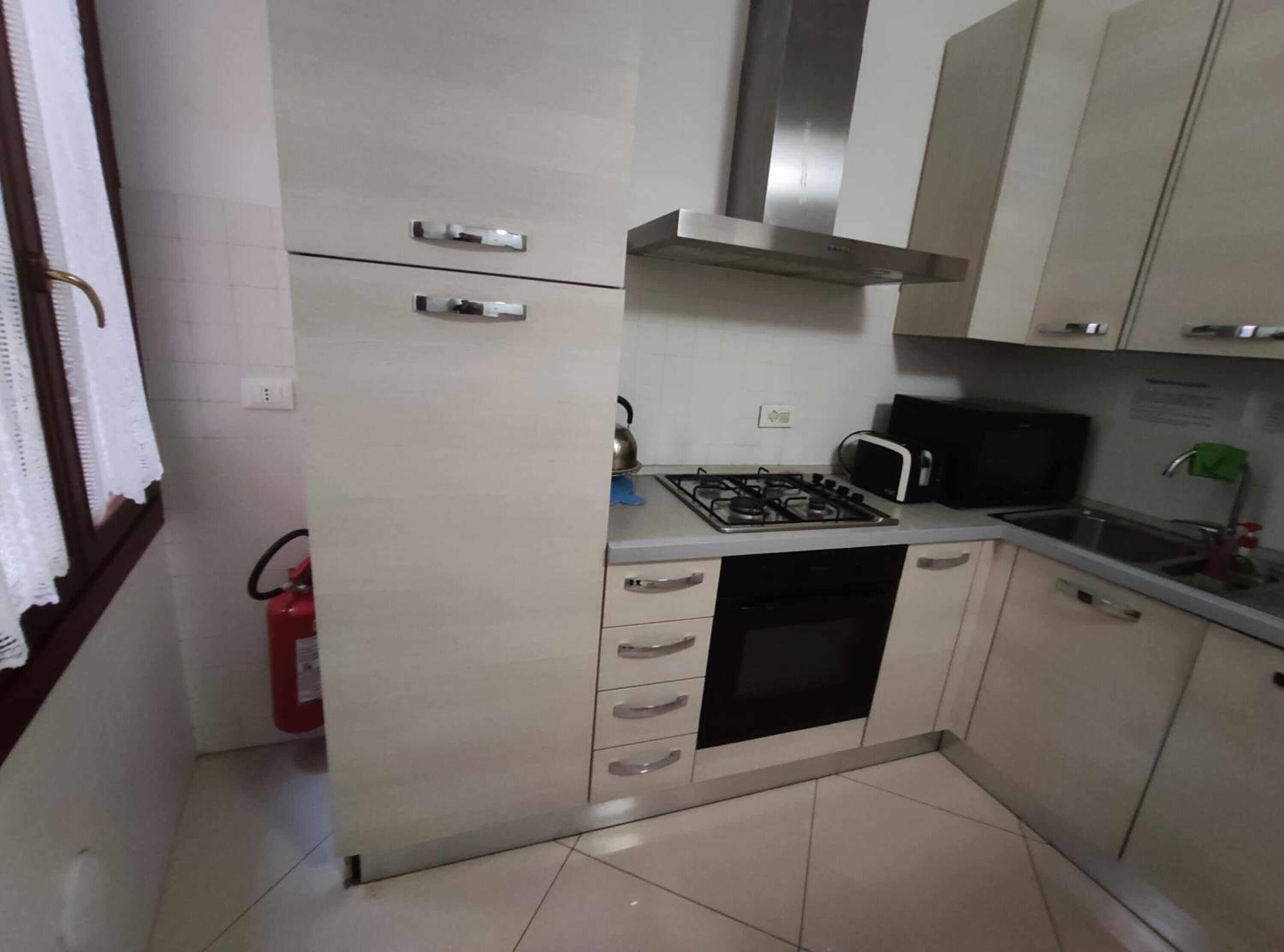 Mini-Kühlschrank, Mikrowelle