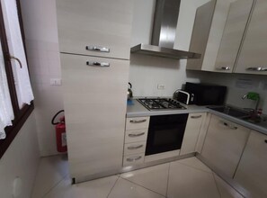 Mini-Kühlschrank, Mikrowelle