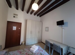 Desk, laptop workspace, WiFi - Sweet Venice - rooms & apartments (Venice)