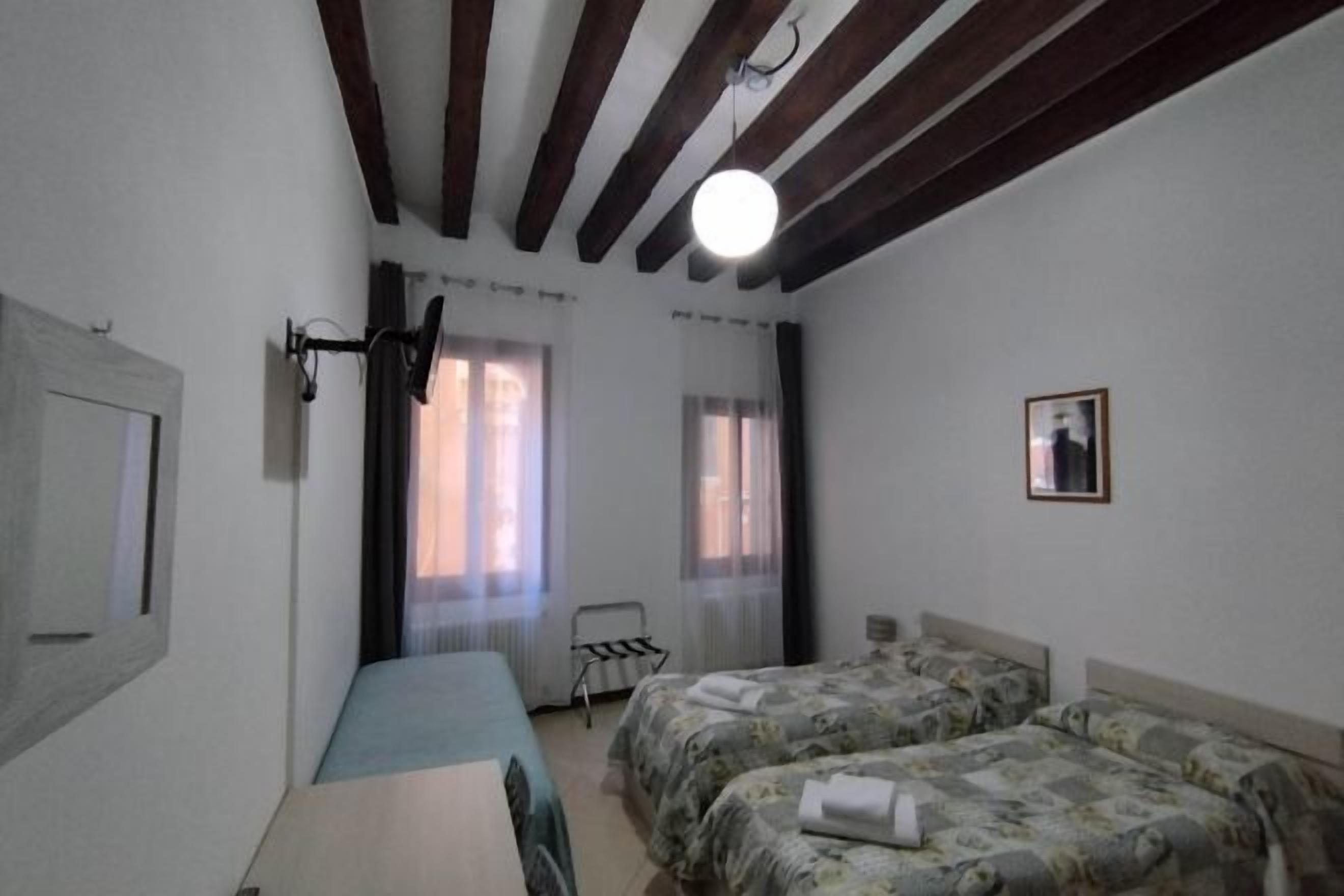 Schreibtisch, laptopgeeigneter Arbeitsplatz, WLAN