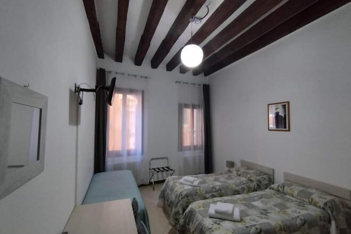 Schreibtisch, laptopgeeigneter Arbeitsplatz, WLAN